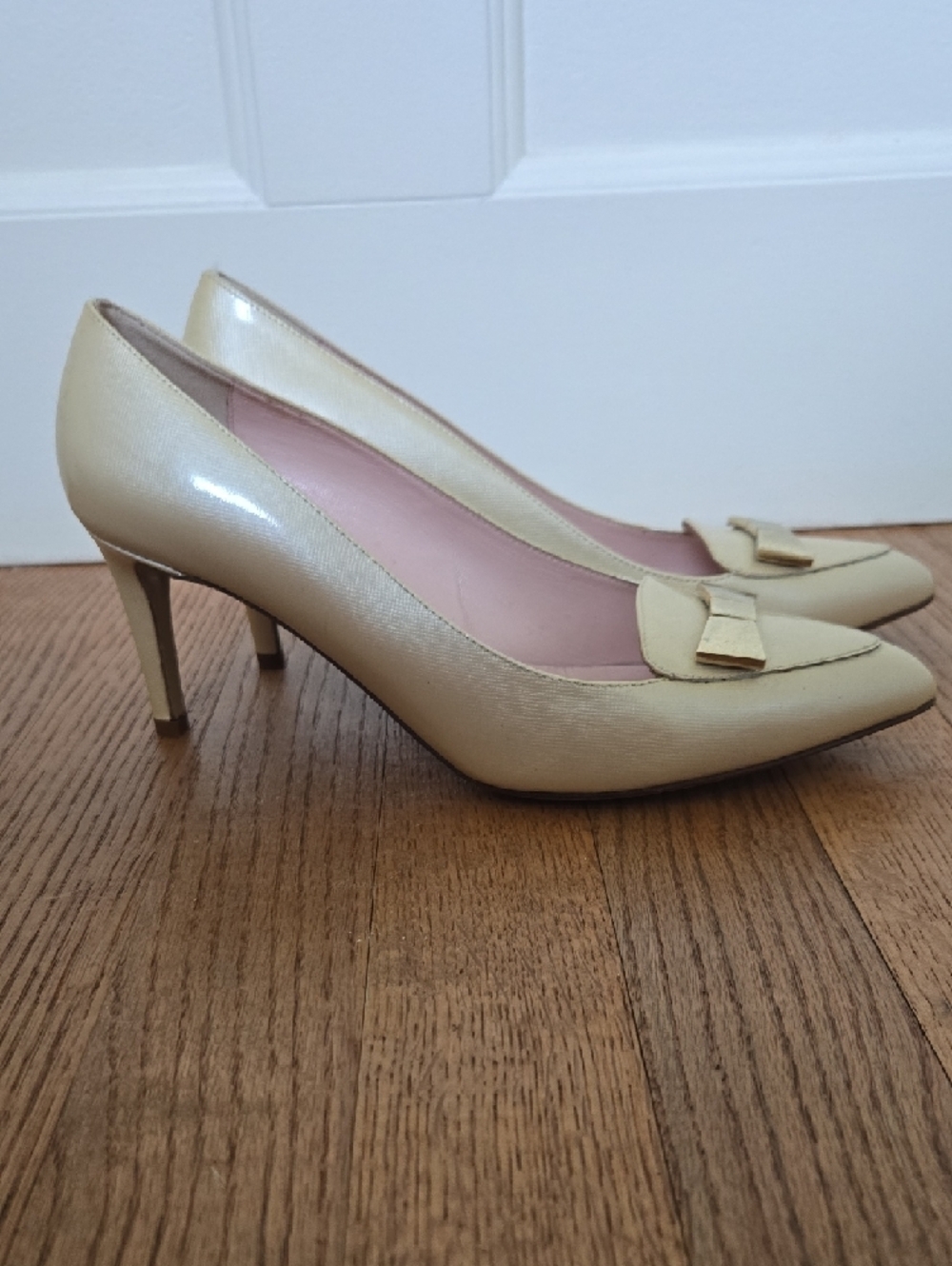 Kate Spade Pointed Toe Bow Pumps in Patent Cream 7.5 - Picture 3 of 8
